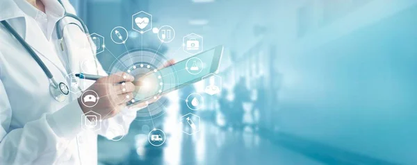 Tıp doktoru ve simge tıbbi ağ bağlantısı ile hastane arka planda dijital tablet modern arayüz dokunmadan stetoskop. Tıbbi teknoloji ağ kavramı