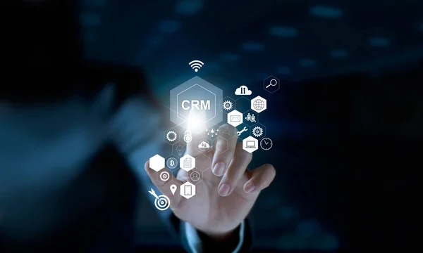 Forretningsmann som rører ikon CRM på moderne virtuelt grensesnitt. Begrepet kundeoppfølging (CRM) . – stockfoto
