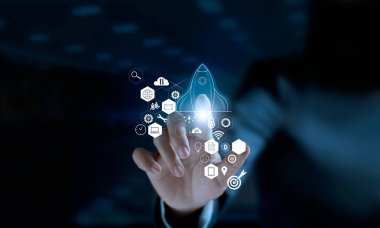  Başlangıç kavramı. Simgesini şeffaf roket dokunmadan işadamı başlatılması ve dışarı simgesi ağ bağlantısı ile modern sanal arabirim üzerinde uçan