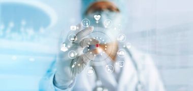 Bir renk kapsül pill el simgesi tıbbi ağ bağlantısı ile modern sanal ekran arayüzü arka planda laboratuvar, tıbbi teknoloji ağ kavramı üzerinde tutarak tıp doktor