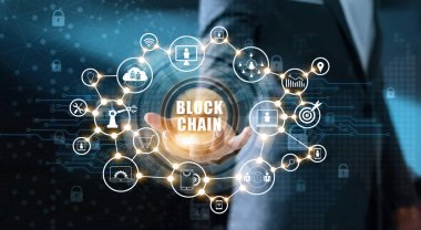 Blockchain teknoloji ve ağ kavramı. Blockchain metin mavi güvenlik simgesi ağ bağlantısıyla elinde tutan işadamı