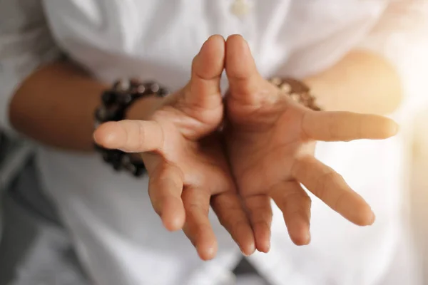 Kvinna hand yogaställning och meditation — Stockfoto