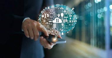 Dijital pazarlama. Simge ağ conection ile telefon kullanarak iş adamı