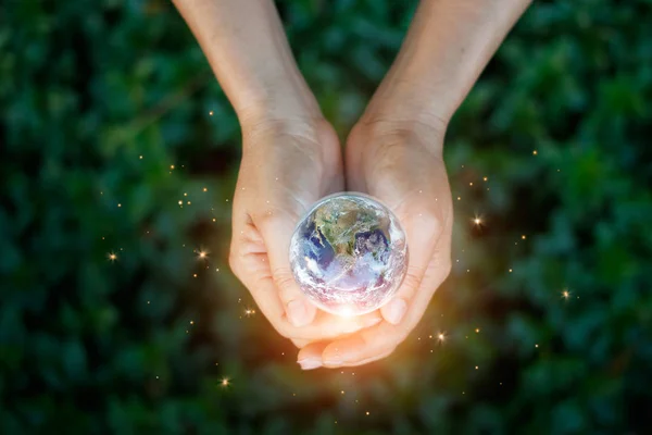 Dia da Terra, Conceito de energia de poupança, Mão segurando terra contra a natureza — Fotografia de Stock