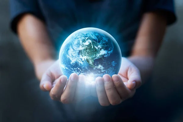Dia da Terra, mãos humanas segurando terra azul, salvar conceito de terra . — Fotografia de Stock