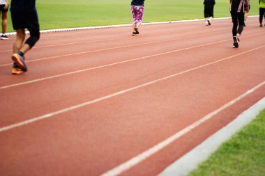 Koşu parkuru ve egzersiz yolda çalışan Atletizm insanlar