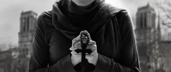 Koncept křesťanství náboženské a naděje. Žena rukama modlil se růženec a dřevěné kříže — Stock fotografie
