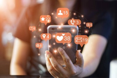 Rahatlatıcı ve smartphone kullanarak simge, sosyal madia online, kahve dükkanı arka planda ağ bağlantısı ile kadın