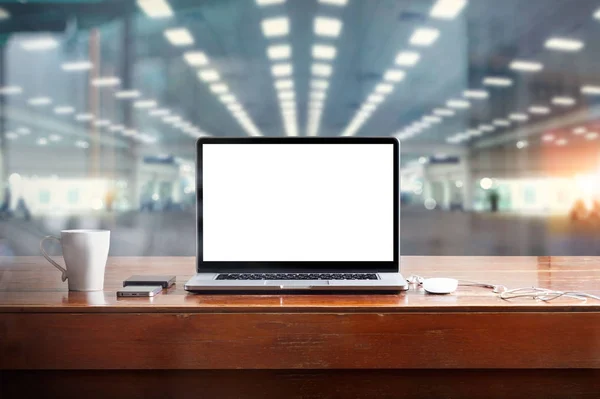 Ordenador portátil con pantalla blanca en blanco en la mesa y el espacio de trabajo en la oficina — Foto de Stock