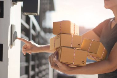 Paket kutuları taşıyan teslimatçı ve kapı zilini çaldı.