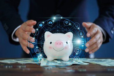 İşadamı domuz kumbarası ve çevrimiçi bankacılık, finans ve ödeme dijital pazarlamayı koruyor,