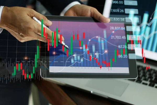 Affärsman som innehar tablett och presentera finansmarknads diagram — Stockfoto