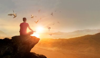 Kadın, özgür kuşla meditasyon yapıyor ve dua ediyor.