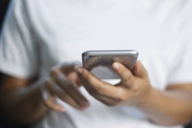 Yakın plan, Front view, akıllı telefon, teknoloji ve yaşam tarzı kullanan adam..