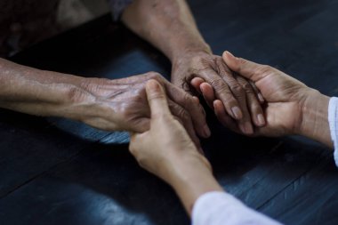  Alzheimer ve Parkinson konsepti, bunama kaynaklı hafıza kaybı, evde bakıcılık yapan yaşlı kadın hasta ve doktor..