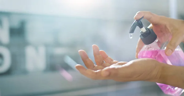 Mulher Lavar Mãos Com Gel Sabão Para Evitar Infecções Corona — Fotografia de Stock