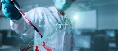Doktor, bilim adamı analizi ve teşhisi modern sanal arayüzde kan testi sonuçları ve virüs enfeksiyonu, sağlık ve virüs yayılan veriler, bilim ve tıbbi teknoloji konsepti