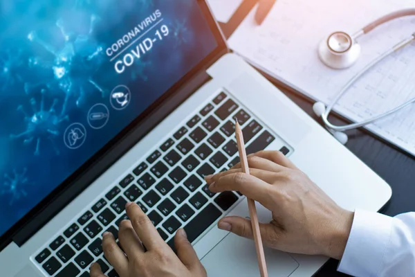 Doctor Using Laptop Computer Analysis Coronavirus Covid — Stock Photo, Image