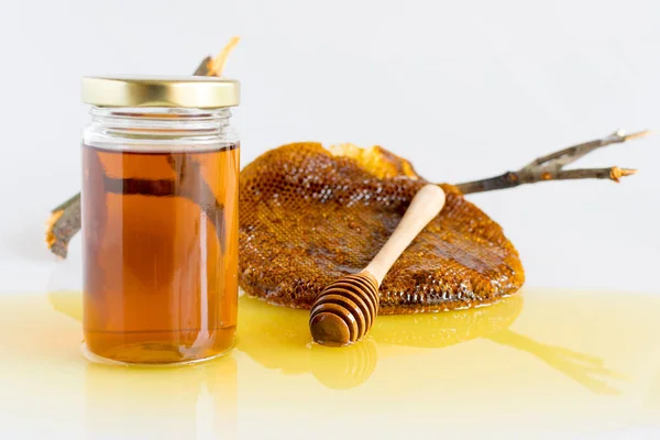 Мед с сотами — стоковое фото