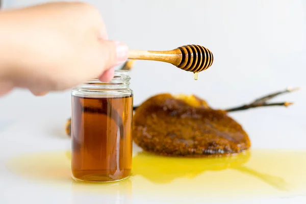 Mel com favo de mel — Fotografia de Stock