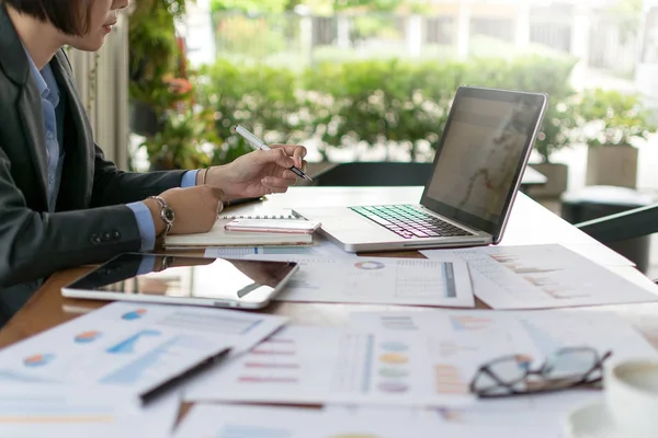 Mujer de negocios asiática — Foto de Stock