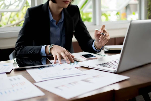 Mujer de negocios asiática — Foto de Stock