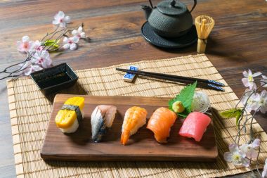 Sashimi suşi Japon yemekleri ayarla