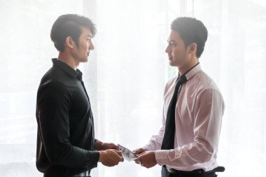 Para teslim ile ilgili iki iş adamı