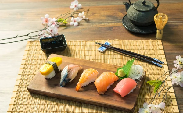 Sashimi suşi Japon yemekleri ayarla
