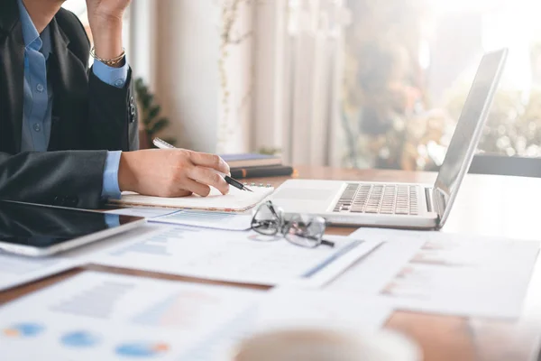 Mujer de negocios asiática — Foto de Stock