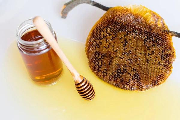 Honung med honeycomb — Stockfoto