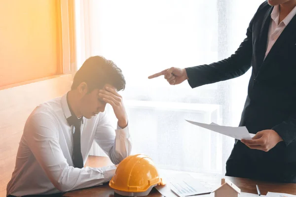 Két mérnök és üzletember panaszkodnak a hiba — Stock Fotó