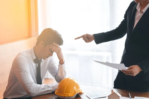 Zwei Ingenieure oder Geschäftsleute beklagen den Fehler — Stockfoto