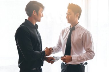 Para teslim ile ilgili iki iş adamı