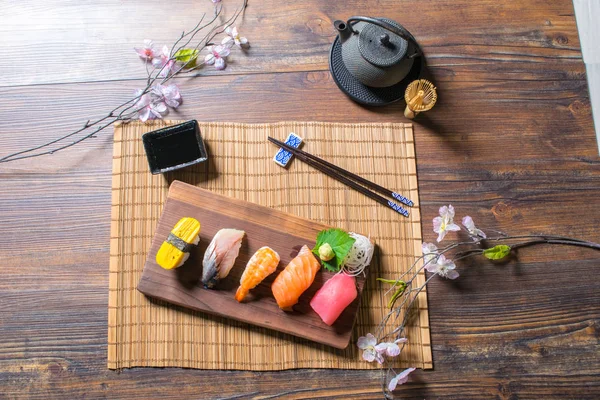 Sashimi suşi Japon yemekleri ayarla