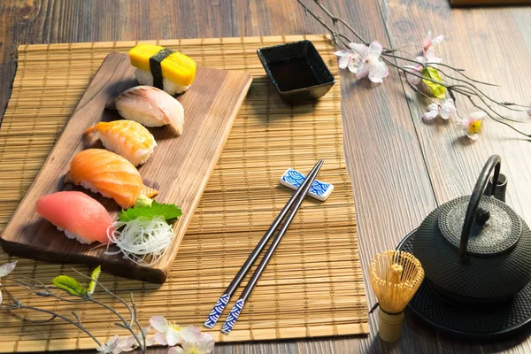 Sashimi suşi Japon yemekleri ayarla