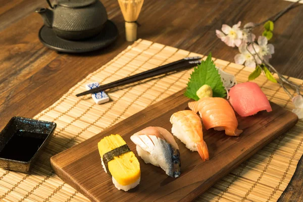 Sashimi suşi Japon yemekleri ayarla