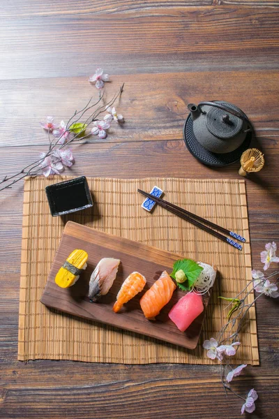 Sashimi suşi Japon yemekleri ayarla