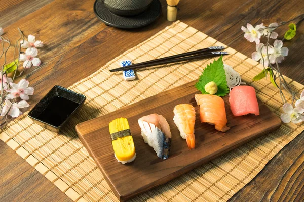 Sashimi suşi Japon yemekleri ayarla