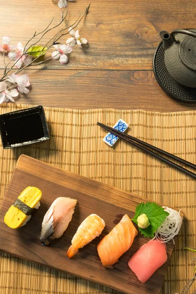 Sashimi suşi Japon yemekleri ayarla