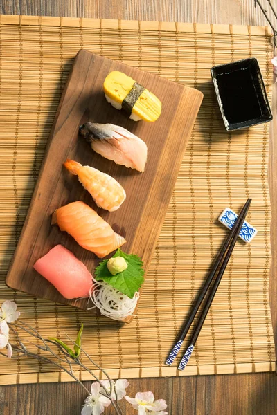 Sashimi suşi Japon yemekleri ayarla
