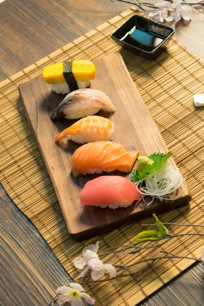Sashimi suşi Japon yemekleri ayarla