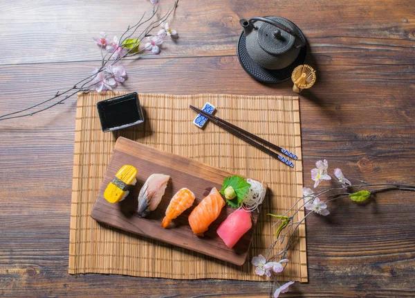 Sashimi suşi Japon yemekleri ayarla