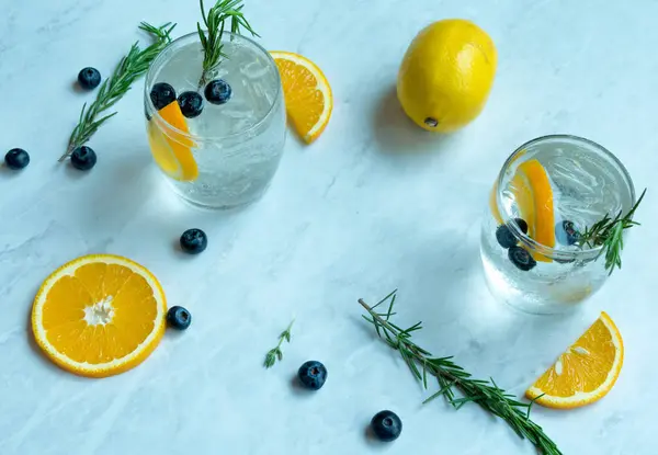 Limon Soda kokteyl beyaz arka plan üzerinde