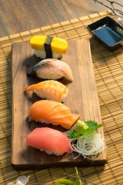 Sashimi suşi Japon yemekleri ayarla