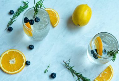 Limon Soda kokteyl beyaz arka plan üzerinde