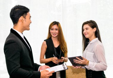 Kadın sözleşme imzalama ile ilgili konuşan iş adam