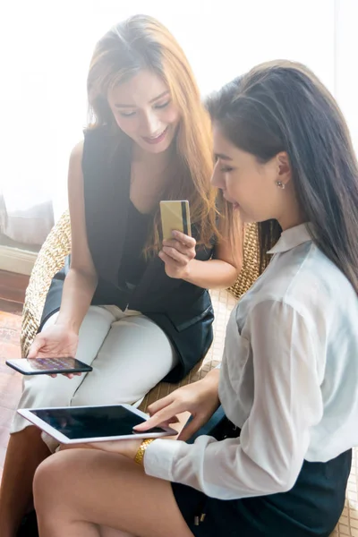 İki iş kadını Smartphone veya Tablet ödeme Cradit kartıyla alışveriş online