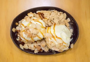 Vanilyalı dondurma karamel ve karışık fıstıklı Üstten Görünüm