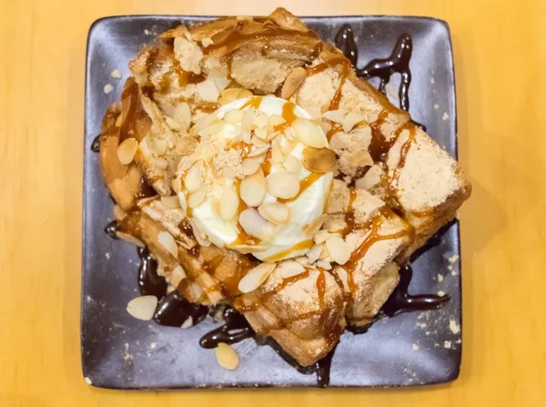 Bal tost karamel ve tepesi ile vanilyalı dondurma ile Üstten Görünüm